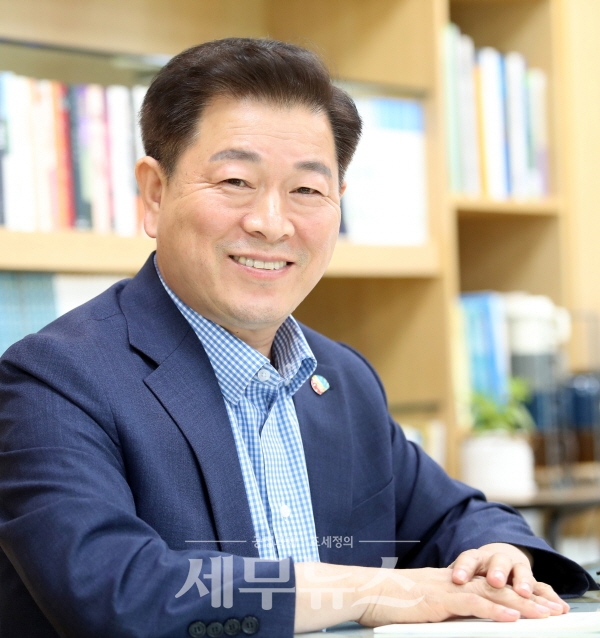 박승원 광명시장은 "내년 지방선거에서의 재선 도전"과 관련해 "아직 해야 할 일과 하고 싶은 일이 많이 남았다. 광명시를 위해 계속 일하고 싶다"며 재선 도전 의사를 분명하게 밝혔다. (사진제공=광명시)