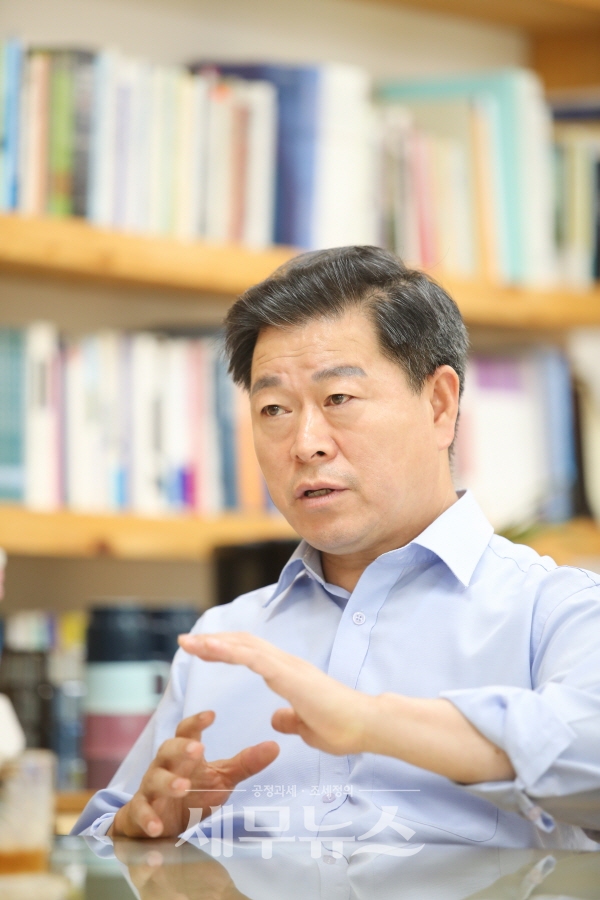박승원 광명시장은 민선7기 최대 시정 성과로 "'공공·공정·공감'의 가치 실현"을 꼽았다. (사진제공=광명시)